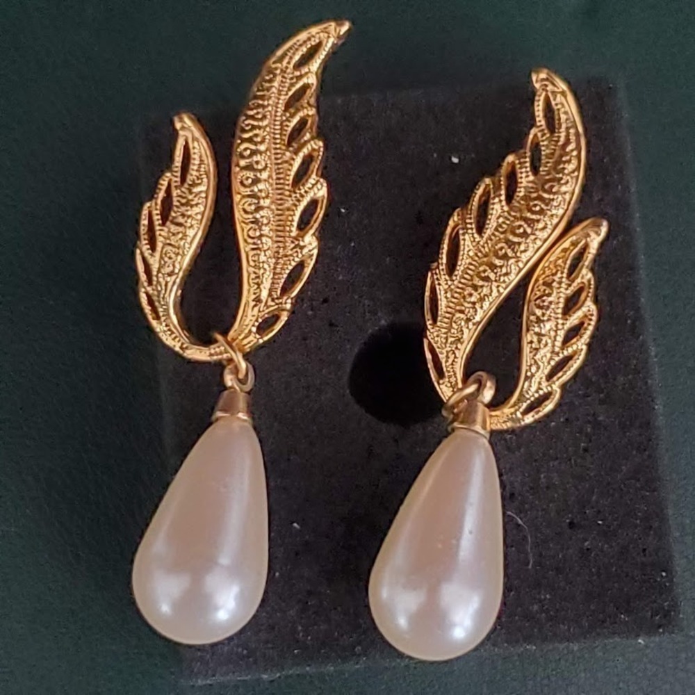 VTG Napier Gold Tone Leaf Dangle Pearlescent Faux Pearl Drop Earrings Signed‎